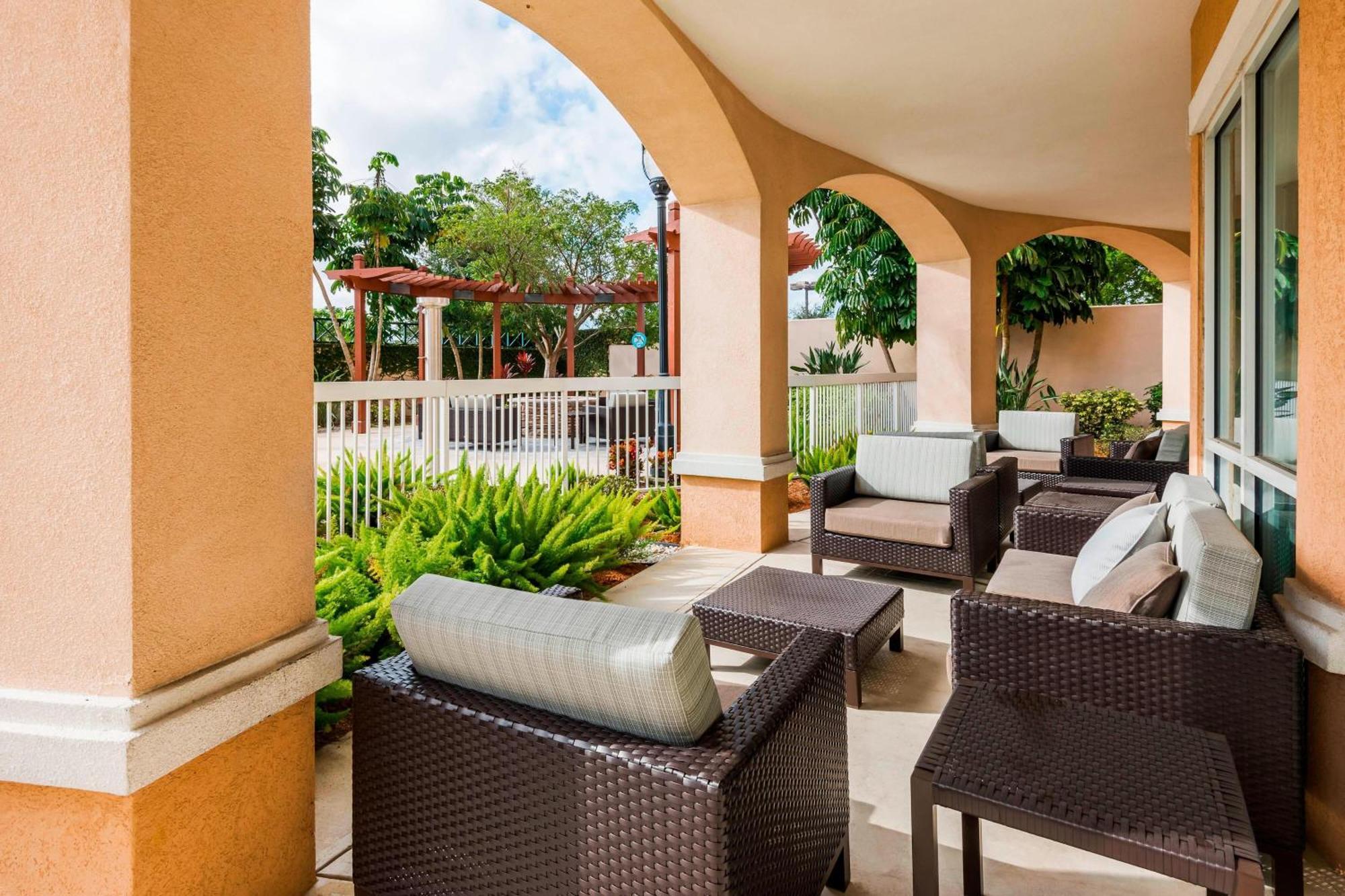 אסטרו Courtyard Fort Myers At I-75 And Gulf Coast Town Center מראה חיצוני תמונה